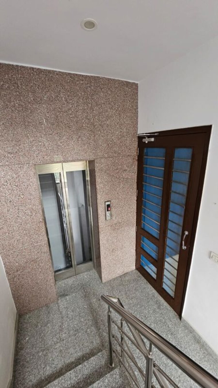 Room, tulip-mall 2.5 Bedroom 200 Sq.Mt. Independent House In Sector 46 Noida 9813407