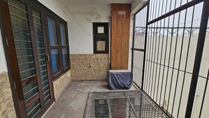 Living Room in 2.5 BHK Independent House at Tulip Mall, Sector 46 – for Rent