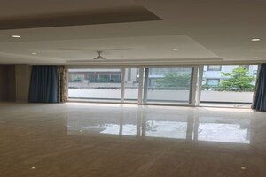 Parking in 3 BHK Builder Floor at Defence Colony – for Sale