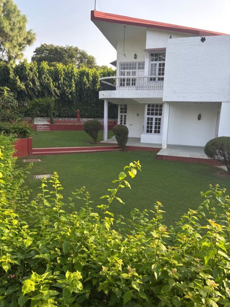 Garden, sainik farm 5 Bedroom 3000 Sq.Ft. Villa In Sainik Farm Delhi 9813424