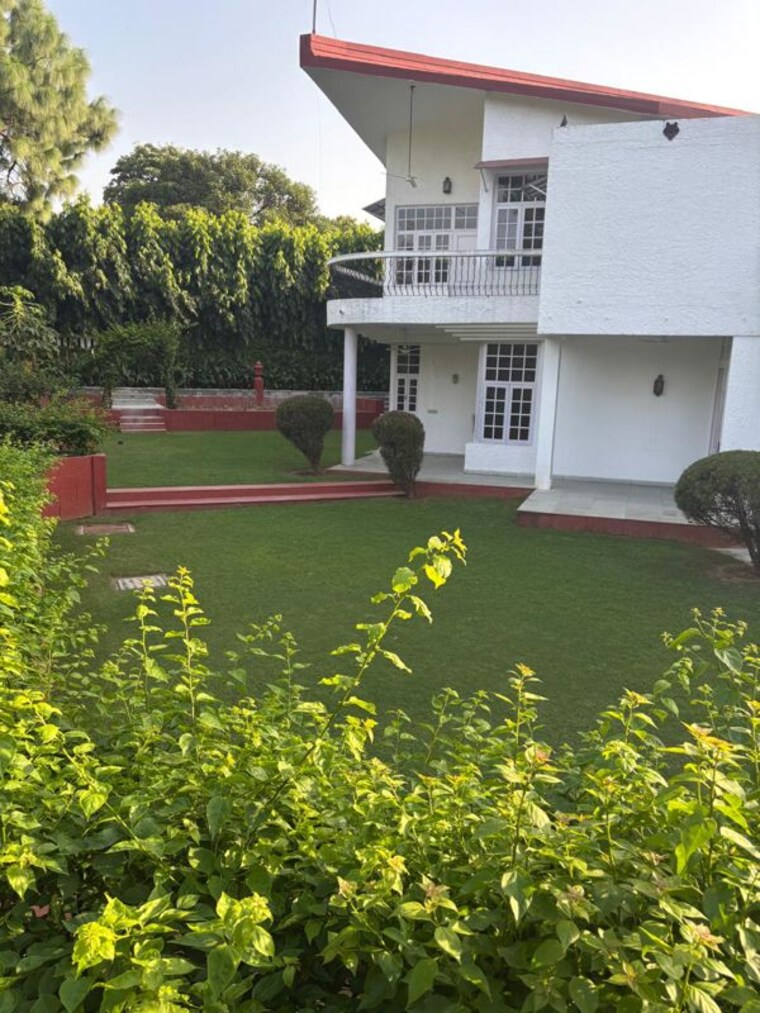 Garden, sainik farm 5 Bedroom 3000 Sq.Ft. Villa In Sainik Farm Delhi 9813424