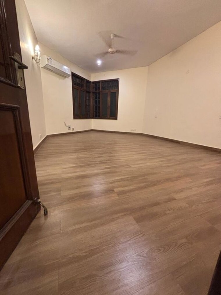 Room, sainik farm 5 Bedroom 3000 Sq.Ft. Villa In Sainik Farm Delhi 9813424