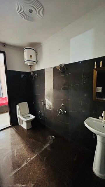 Bathroom in 1.5 BHK Builder Floor at Ansal Plaza Sector-23, Sector 23 – for Rent