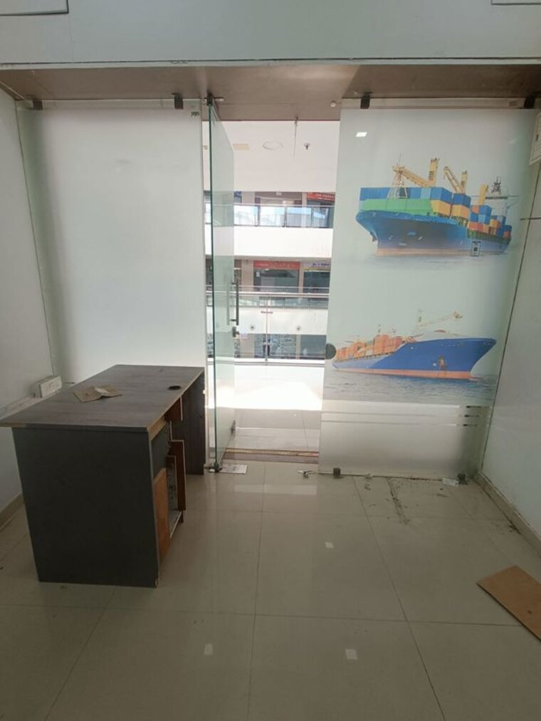 Team Area, malad west Commercial Office Space 220 Sq.Ft. In Malad West Mumbai 9779380
