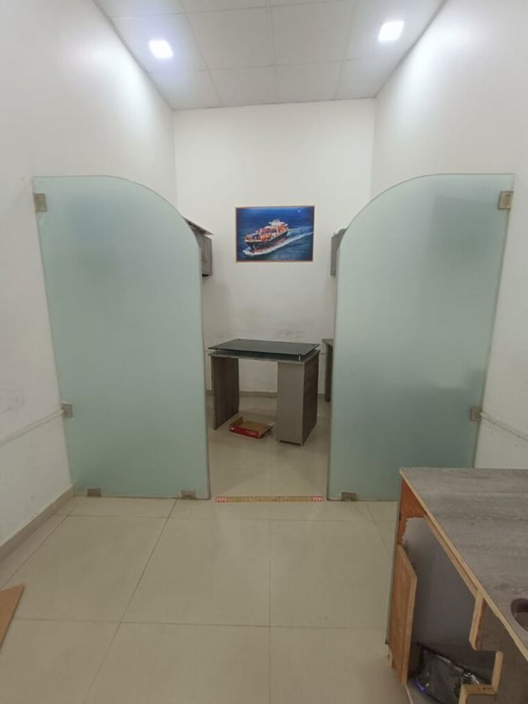 Terrace, malad west Commercial Office Space 220 Sq.Ft. In Malad West Mumbai 9779380