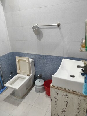 Master Bedroom in 1.5 BHK Builder Floor at RWA Apartments Sector 30, Sector 30 – for Rent