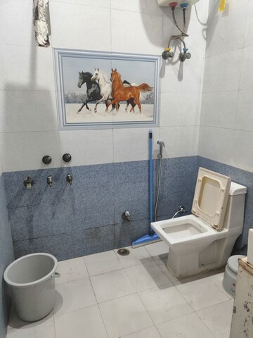 Bathroom in 1.5 BHK Builder Floor at RWA Apartments Sector 30, Sector 30 – for Rent
