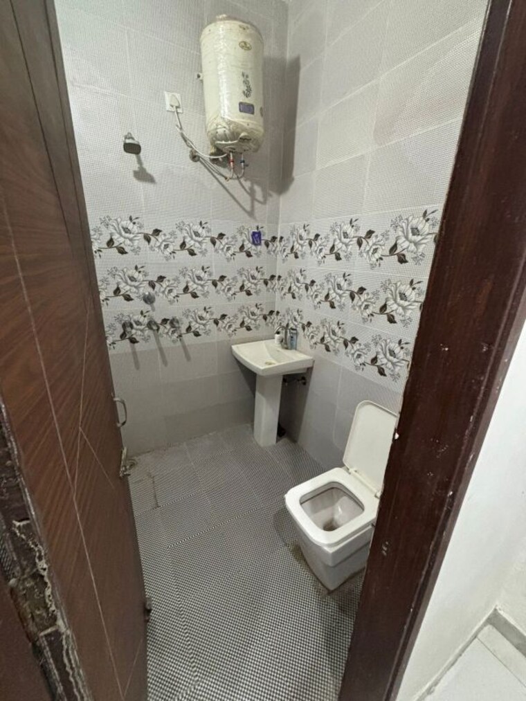 Bathroom, kharar mohali road 2 Bedroom 1040 Sq.Ft. Apartment In Kharar Mohali Road Kharar 9808463
