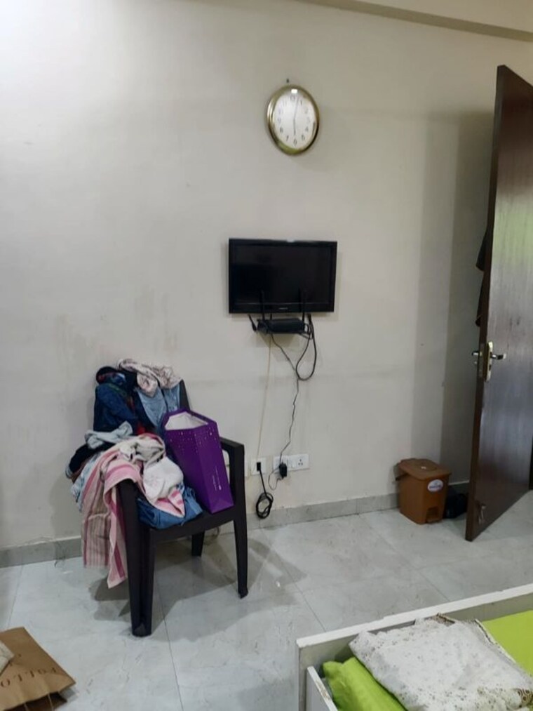  Parking, rwa-apartments-sector-30 1 RK 450 Sq.Ft. Villa In Sector 30 Noida 9813518