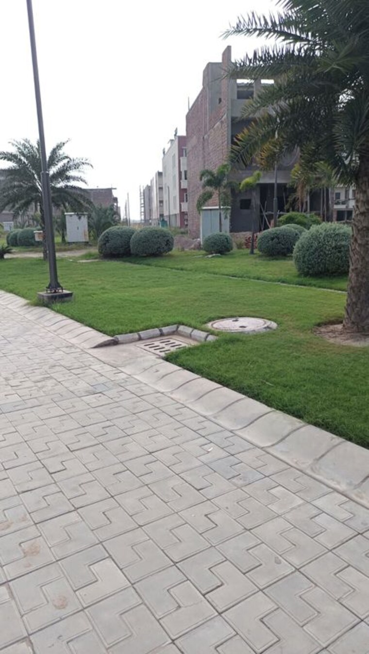 Garden, hlp-palmillas  150 Sq.Yd. Plot In Vip Road Zirakpur 9813530
