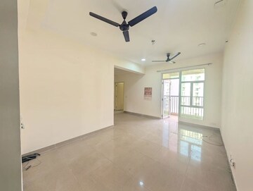 Room in 3 BHK Apartment at Gaur City 2 - 11th Avenue, Sector 16c Greater Noida – for Rent