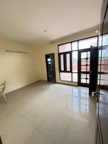 Room in 3 BHK Builder Floor at Omaxe Silver Birch, North Mullanpur – for Rent