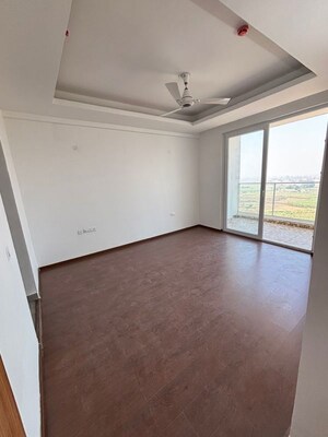 Room in 3 BHK Apartment at Omaxe Lake, North Mullanpur – for Rent