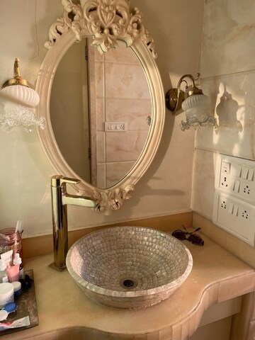 Attached Bathroom in 4 BHK Apartment at Maker Tower, Cuffe Parade – for Sale