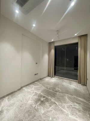 Room in 5 BHK Apartment at Ekta Verve, Khar West – for Rent