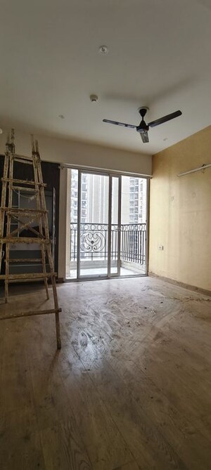 Room in 3 BHK Apartment at Prateek Grand City, Siddharth Vihar – for Rent