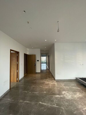 Room in 4 BHK Apartment at Bandra West – for Rent