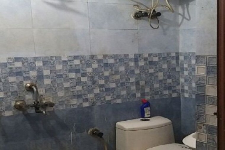 Bathroom, sector 62 1.5 Bedroom 555 Sq.Ft. Builder Floor In Sector 62 Noida 9814188
