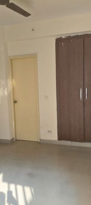 Room in 3 BHK Apartment at Galaxy North Avenue ll, Gaur City 2 – for Rent