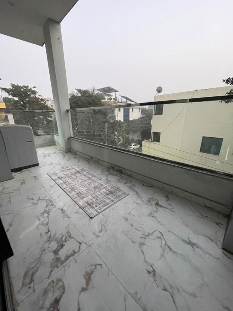 Balcony, sector 31 1 Bedroom 680 Sq.Ft. Builder Floor In Sector 31 Gurgaon 9814342