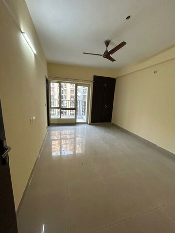 Room in 3 BHK Apartment at Gaur City 2 - 14th Avenue, Sector 16c Greater Noida – for Rent