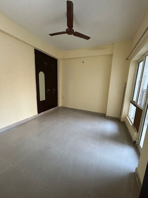 Room in 3 BHK Apartment at Gaur City 2 - 14th Avenue, Sector 16c Greater Noida – for Rent