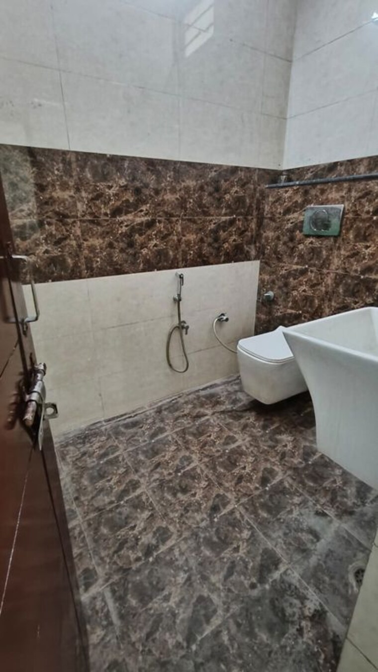 Bathroom, sector 17 2 Bedroom 1800 Sq.Ft. Builder Floor In Sector 17 Faridabad 9814412