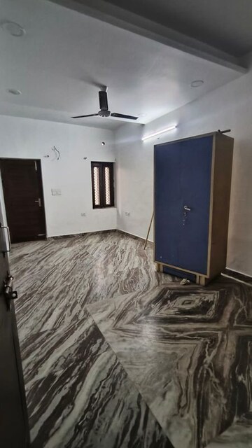 Bedroom in 2 BHK Builder Floor at Sector 17 – for Rent
