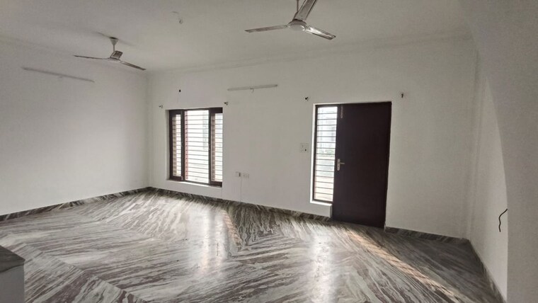 Living Room, sector 17 2 Bedroom 1800 Sq.Ft. Builder Floor In Sector 17 Faridabad 9814412
