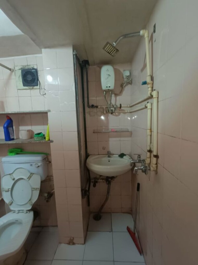 Bathroom, sector 9 1 Bedroom 602 Sq.Ft. Builder Floor In Sector 9 Gurgaon 9814335