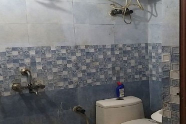 Bathroom, sector 62 1.5 Bedroom 577 Sq.Ft. Builder Floor In Sector 62 Noida 9814416