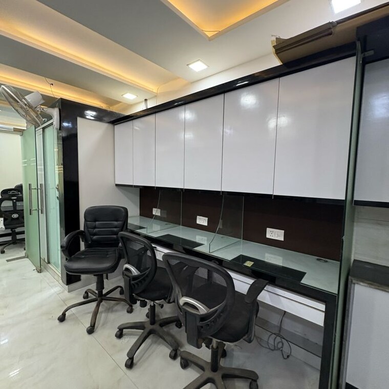 Gym, netaji subhash place Commercial Office Space 600 Sq.Ft. In Netaji Subhash Place Delhi 9814763