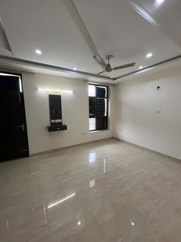 Room in 2 BHK Builder Floor at Sector 57 – for Rent