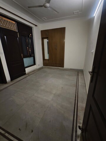 Room in 3 BHK Apartment at Sector 5 Dwarka – for Rent