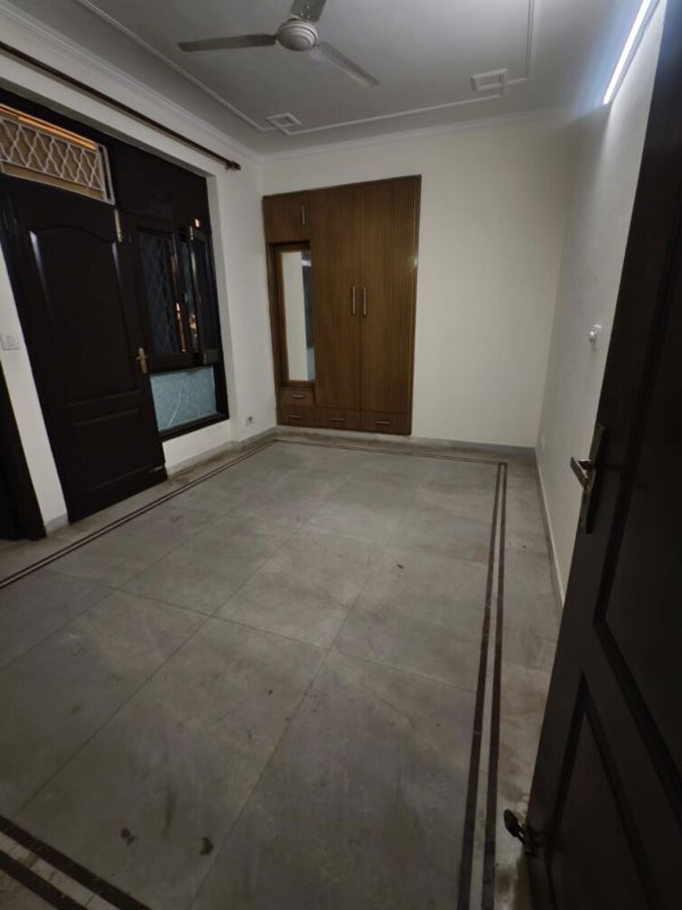 Room, sector 5 dwarka 3 Bedroom 1550 Sq.Ft. Apartment In Sector 5 Dwarka Delhi 9815533