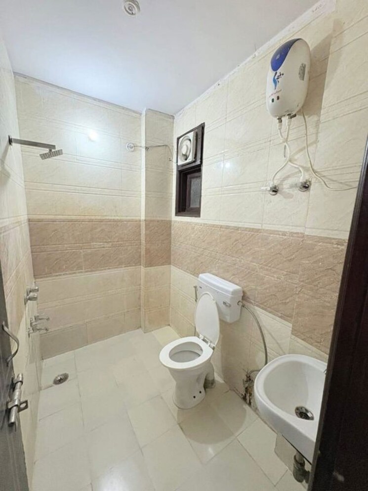 Bathroom, paryavaran complex 1 RK 300 Sq.Ft. Builder Floor In Paryavaran Complex Delhi 9815571