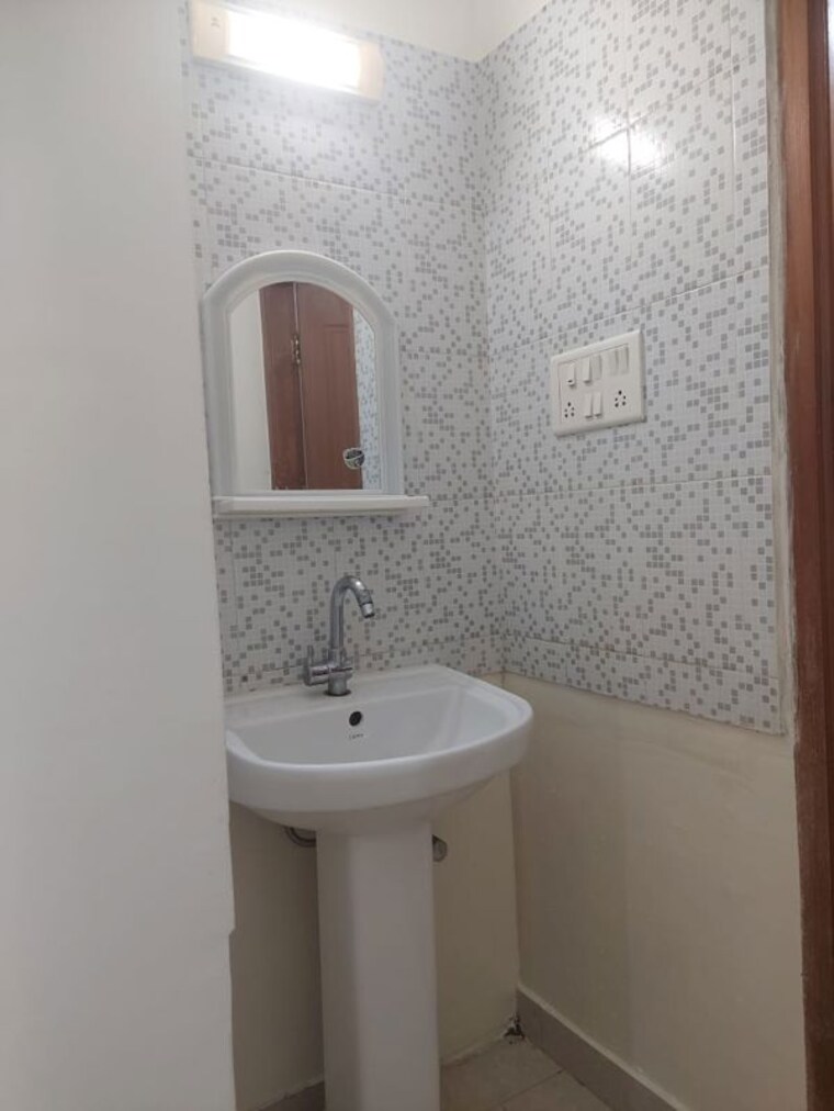 Bathroom, hsr layout 3 Bedroom 2000 Sq.Ft. Builder Floor In Hsr Layout Bangalore 9815769