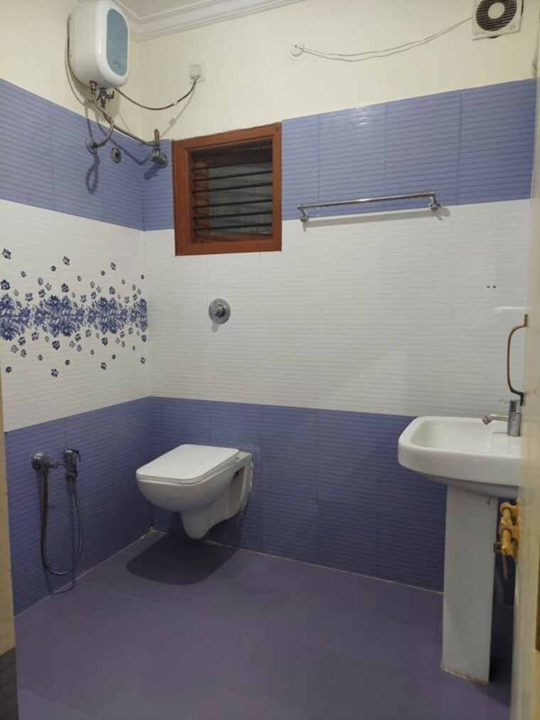 Bathroom, hsr layout 3 Bedroom 2000 Sq.Ft. Builder Floor In Hsr Layout Bangalore 9815769