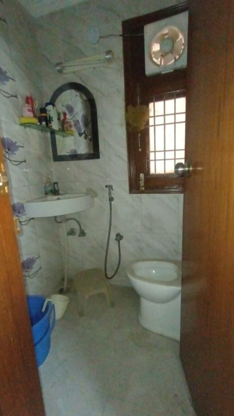 Bathroom, sector 3 dwarka 3 Bedroom 1500 Sq.Ft. Apartment In Sector 3 Dwarka Delhi 9815782