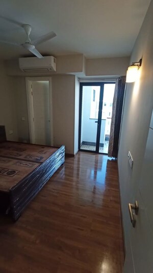 Room in 3 BHK Apartment at Signature Global City 63A, Sector 63a – for Rent
