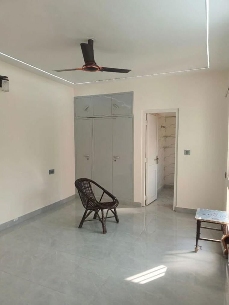 Team Area, rwa-apartments 3 Bedroom 200 Sq.Ft. Villa In Sector 31 Noida 9815937