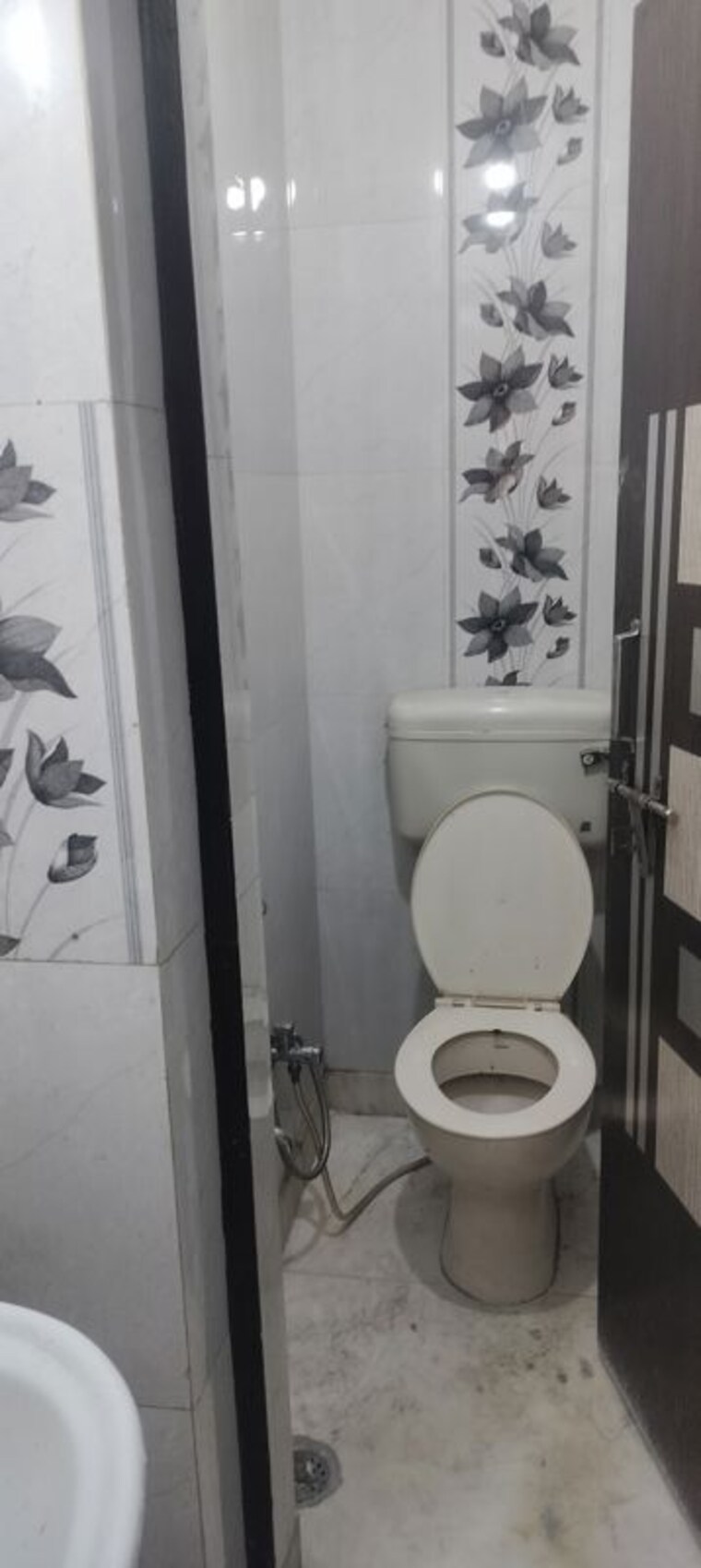 Bathroom, janakpuri 2.5 Bedroom 900 Sq.Ft. Apartment In Janakpuri Delhi 9816329