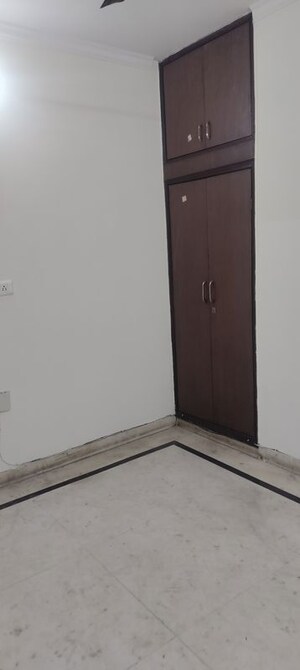Room in 2.5 BHK Apartment at Janakpuri – for Rent
