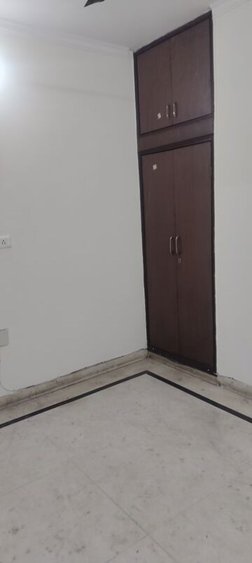 Room in 2.5 BHK Apartment at Janakpuri – for Rent