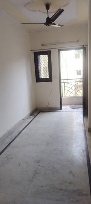 Room in 2.5 BHK Apartment at Janakpuri – for Rent