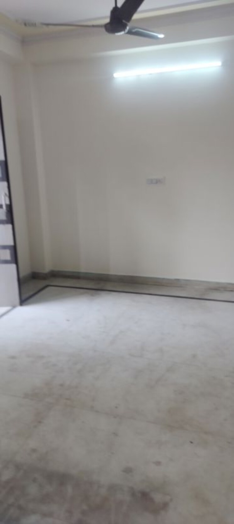 Room, janakpuri 2.5 Bedroom 900 Sq.Ft. Apartment In Janakpuri Delhi 9816329