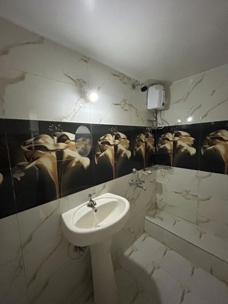 Attached Bathroom, landmark-garden 3.5 Bedroom 2400 Sq.Ft. Apartment In Kalyani Nagar Pune 9816539