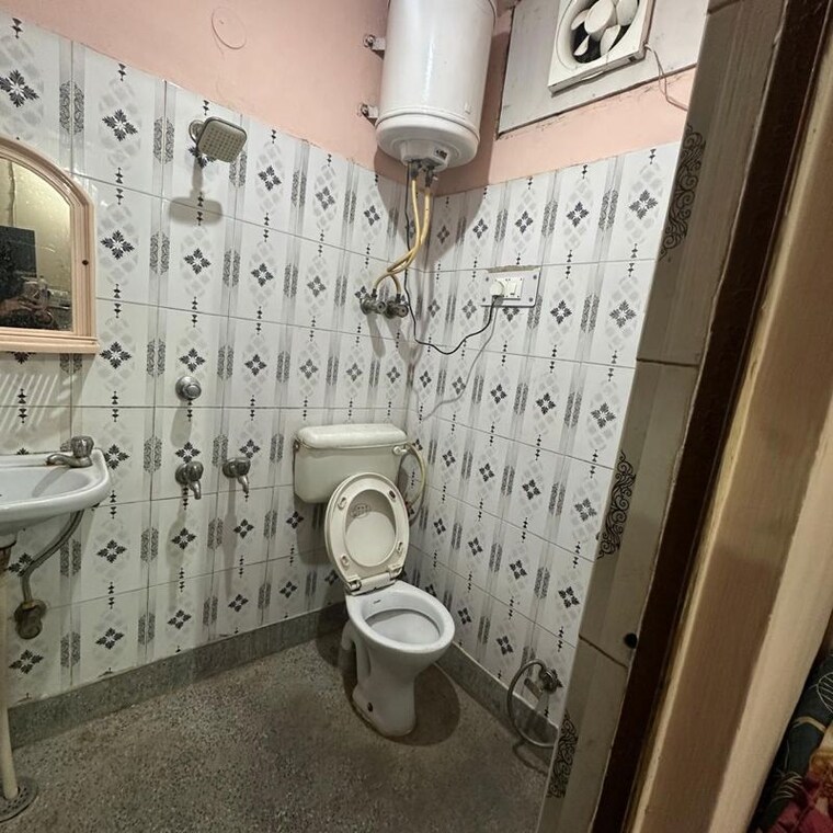 Bathroom, katwaria sarai 1 RK 250 Sq.Ft. Builder Floor In Katwaria Sarai Delhi 9816921