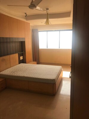 Bedroom in 2.5 BHK Apartment at Monalisa Apartments Cumbala Hill, Breach Candy – for Rent
