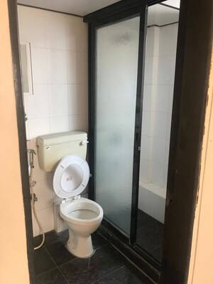 Bathroom in 2.5 BHK Apartment at Monalisa Apartments Cumbala Hill, Breach Candy – for Rent